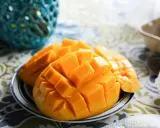Pokrojone w kostkę mango na talerzyku. Czy pies może mango? To pytanie nurtuje wielu właścicieli czworonogów, ale to owoc dla ludzi.