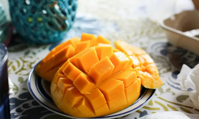 Pokrojone w kostkę mango na talerzyku. Czy pies może mango? To pytanie nurtuje wielu właścicieli czworonogów, ale to owoc dla ludzi.